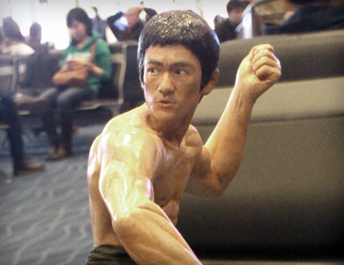 Bruce Lee as Tang Lung / Tong Loong in the martial arts classic, The Way of the Dragon statue by Marten Go aka MGO the background is Haneda Airport